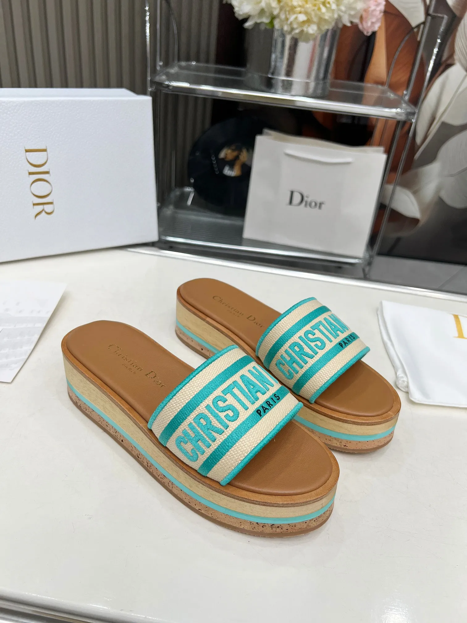 👟👟Ex-factory price 520👟👟 Dior's new spring and summer IVIETA DWAY jelly-colored flat-soled one-slip women's shoes with CD letter logo three-dimensional embroidery thick-soled round-toe open-toe slippers. The original version is developed to be the top version on the market. It feels soft and delicate on the feet and is extremely comfortable. Material: Upper imported raffia electric embroidery high-temperature water-soluble cotton technical fabric + water-dyed cowhide foot lining + original consistent combination outsole Outsole: original outsole Size: 35-42 (40.41.42 custom-made, non-refundable and non-exchangeable)